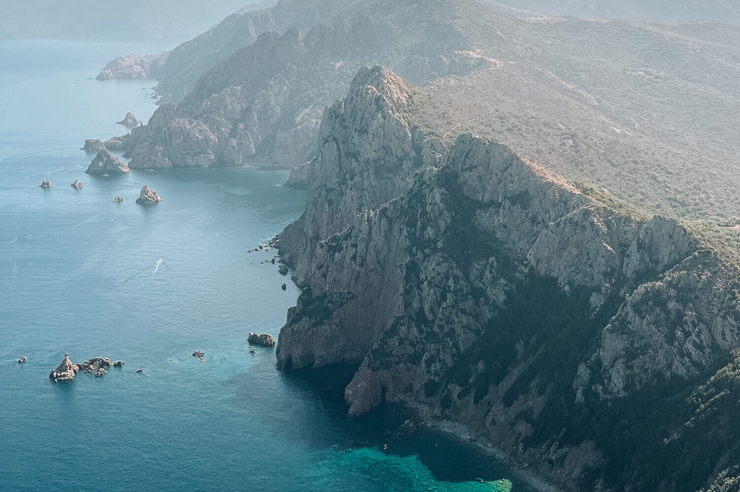 Wandelen op Corsica: de azuurblauwe zee bij Capo Rosso - Travel to Mars